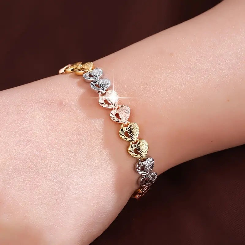 Wholesale Heart-shaped openwork bracelet for Valentine' s Day