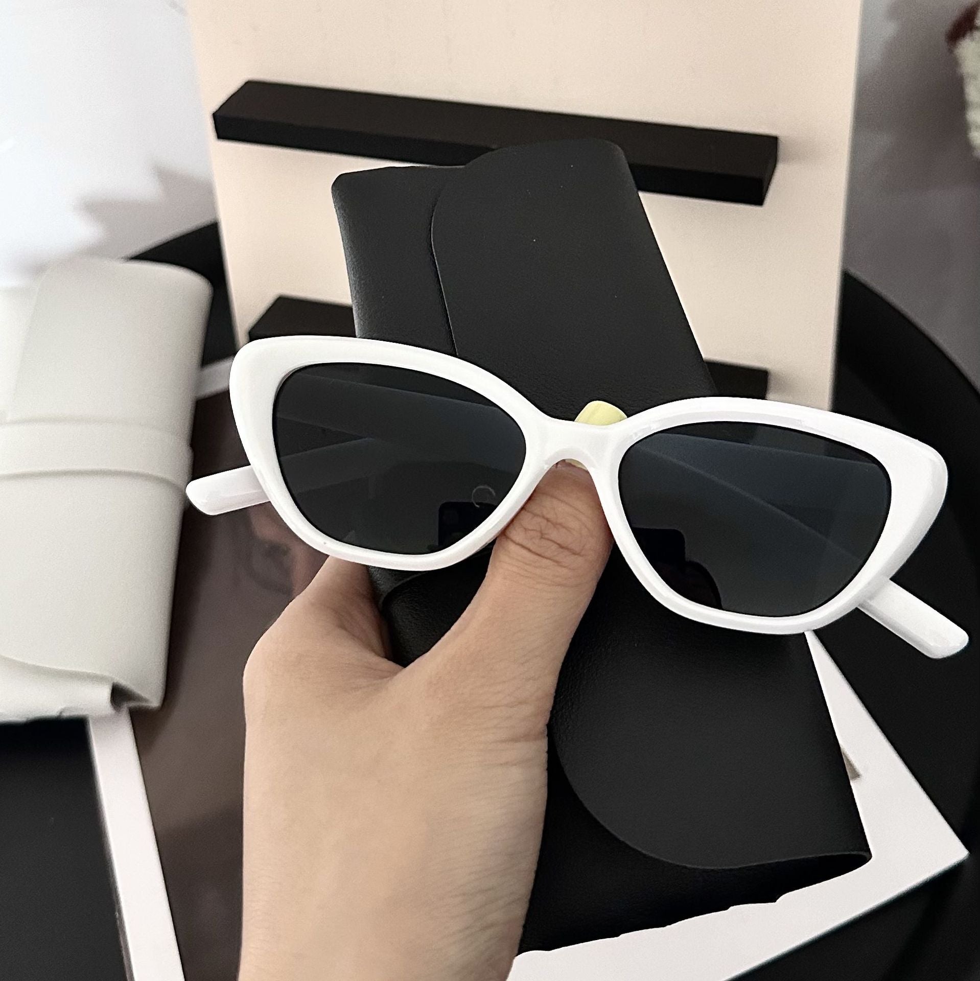 Wholesale Retro triangular cat-eye small face small frame sunglasses