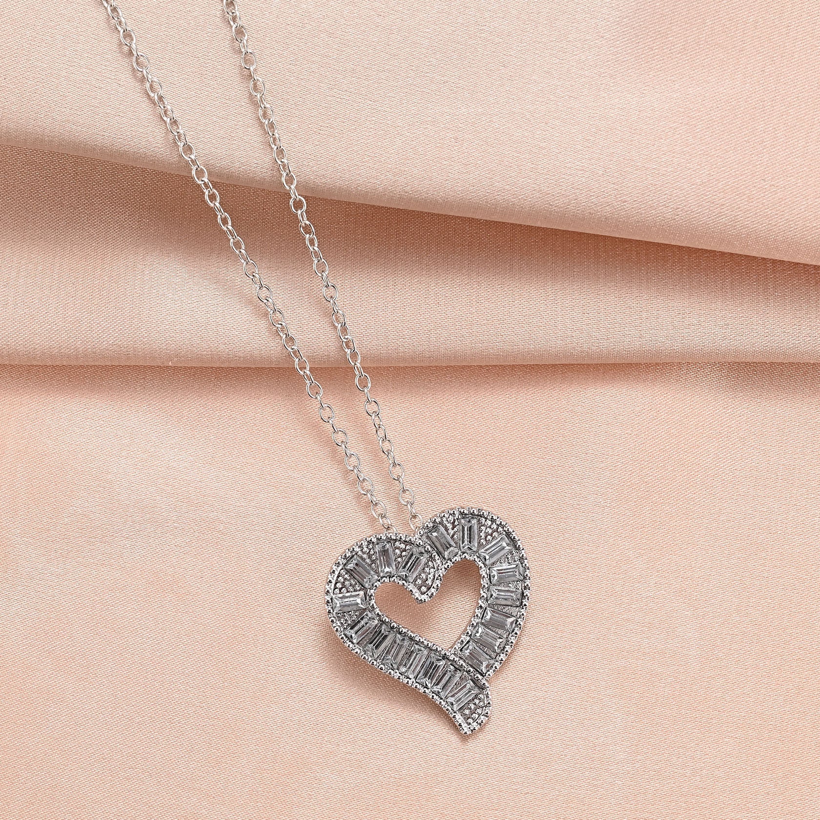 Wholesale Hollow heart diamond necklace for women simple sweet temperament peach heart shaped clavicle necklace