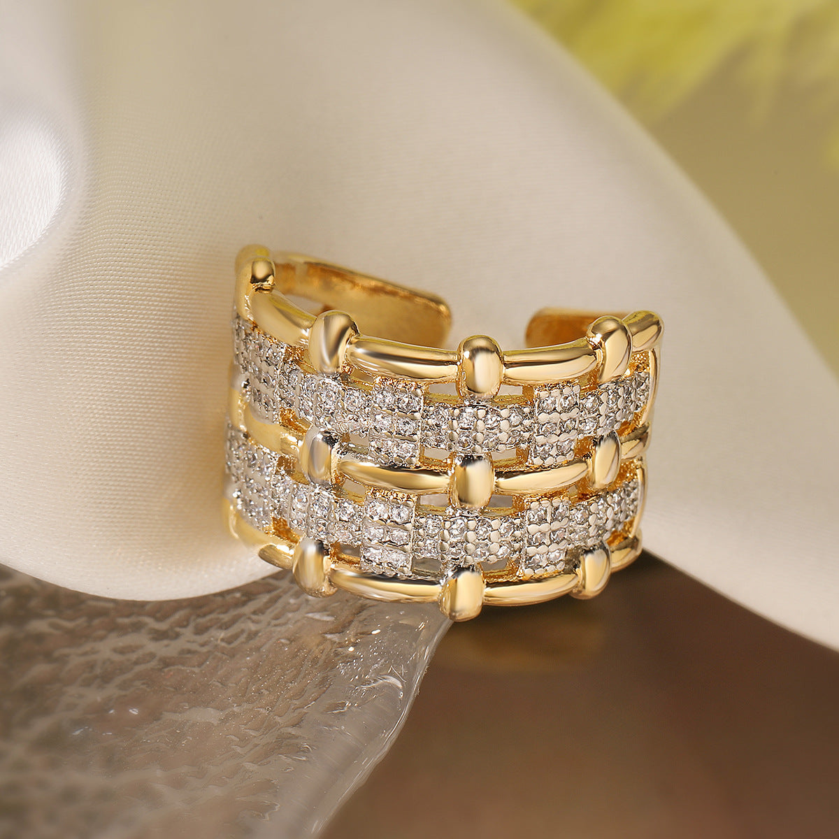 Wholesale simple and light luxury two-color electroplated zircon geometric open copper ring