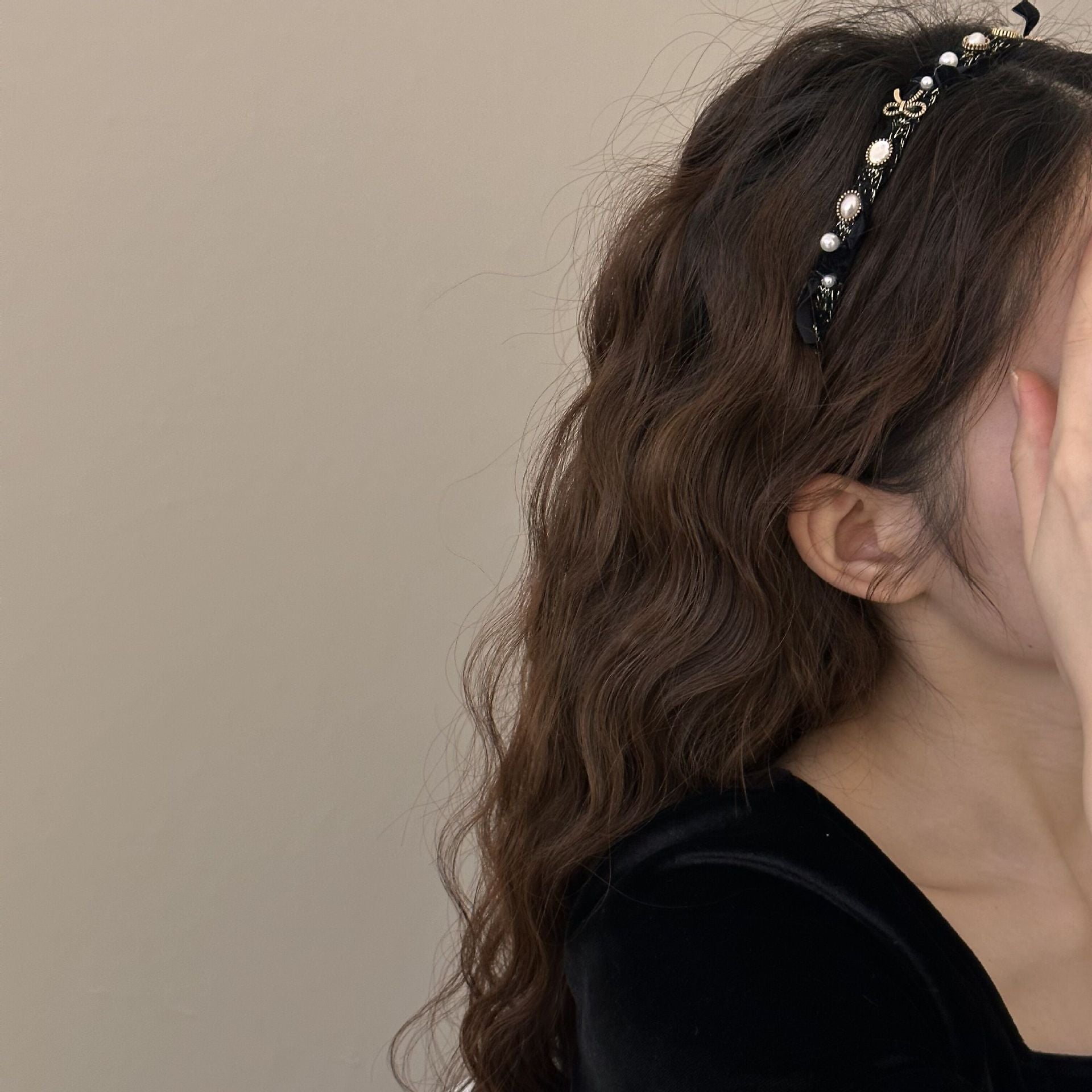 Wholesale Small fragrance style pearl headband French retro black headband