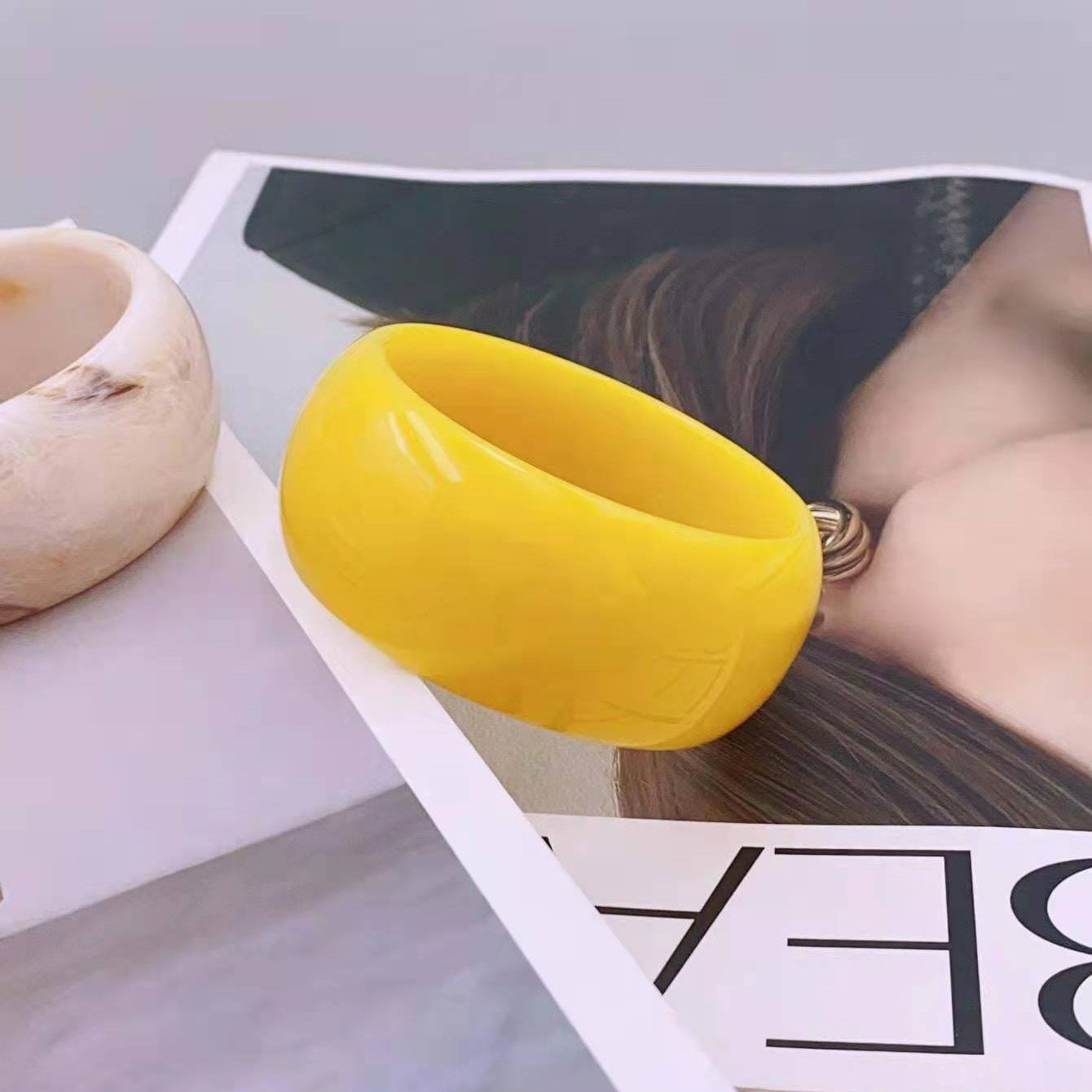 Wholesale Wide Circular Colorful Jelly Colored Dynamic Acrylic Resin Eco-friendly Bracelet