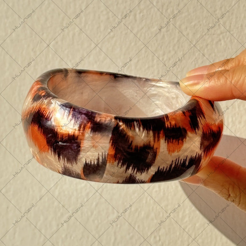 Wholesale  resin oval wide version geometric arc resin halo leopard bracelet