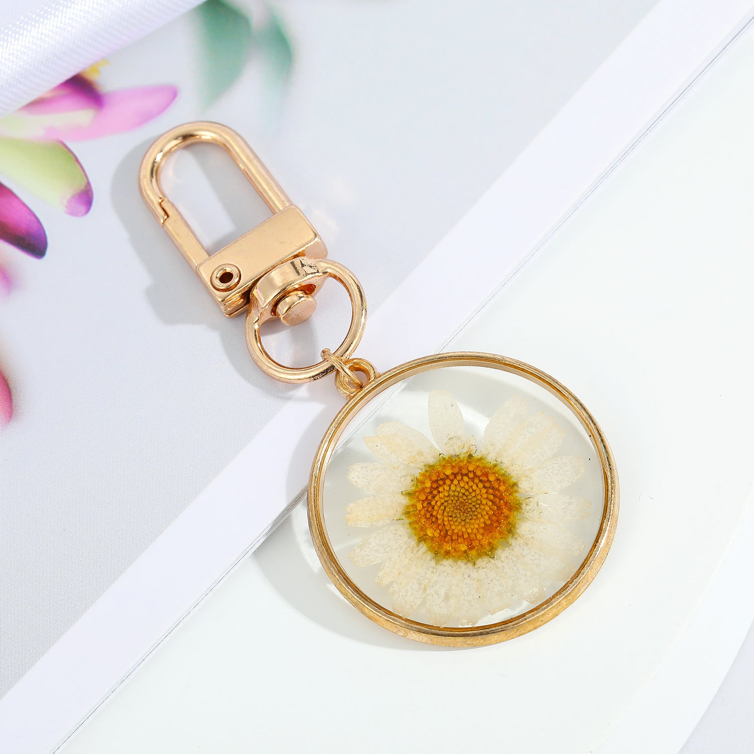 Wholesale 5pcs/pack Dried Flowers Natural Flowers Drip Oil Daisy Alloy Keychains