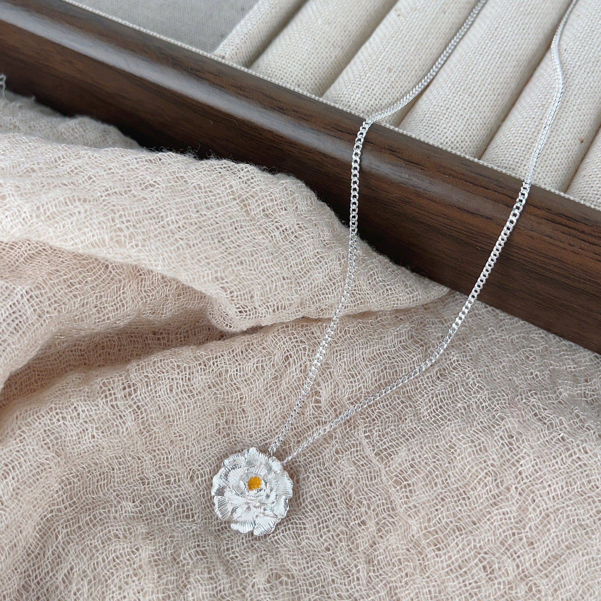 Wholesale Silver electroplated peony pendant necklace