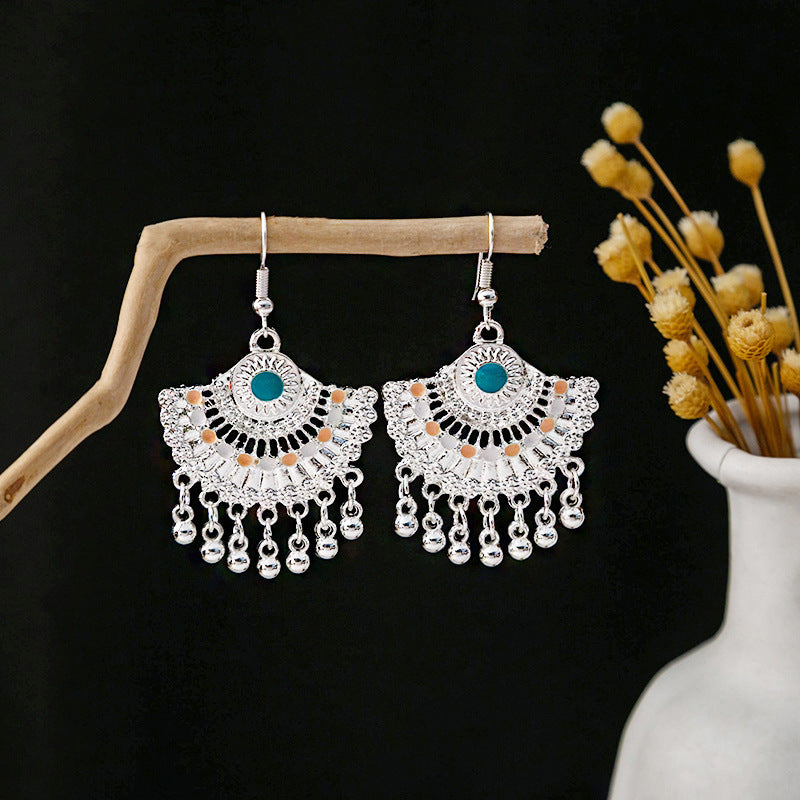卸売ヴィンテージエスニックスタイルベルタッセル中空合金イヤリング
