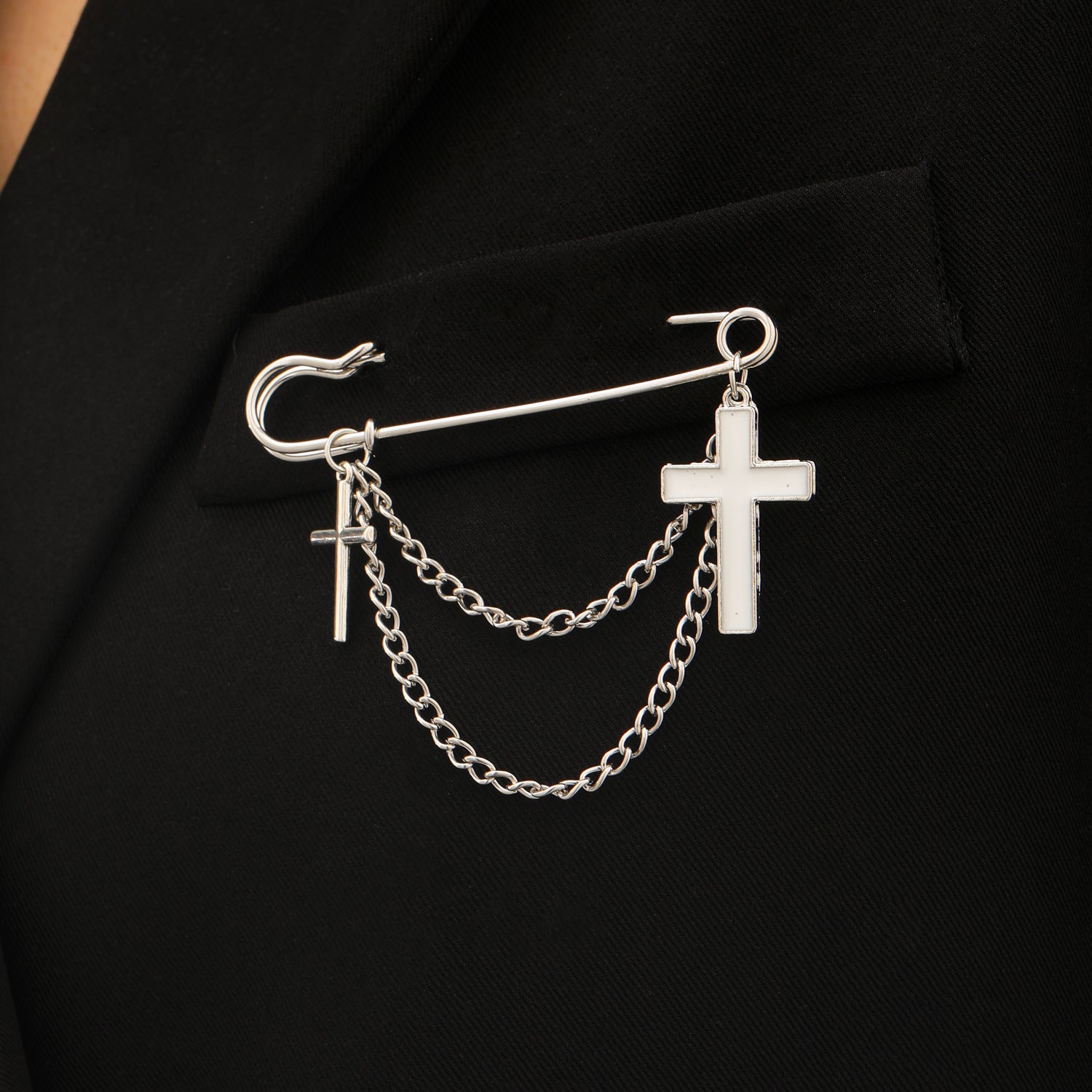 Wholesale Electroplated Alloy Heart Brooch Pin With Chain Tassel Unisex Punk Style Suit Coat Accessory