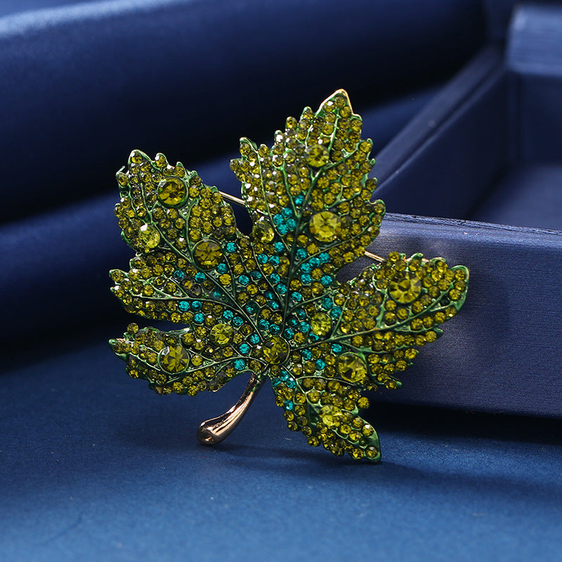 Wholesale Creative Heavy Industry Crystal Maple Leaf Brooch