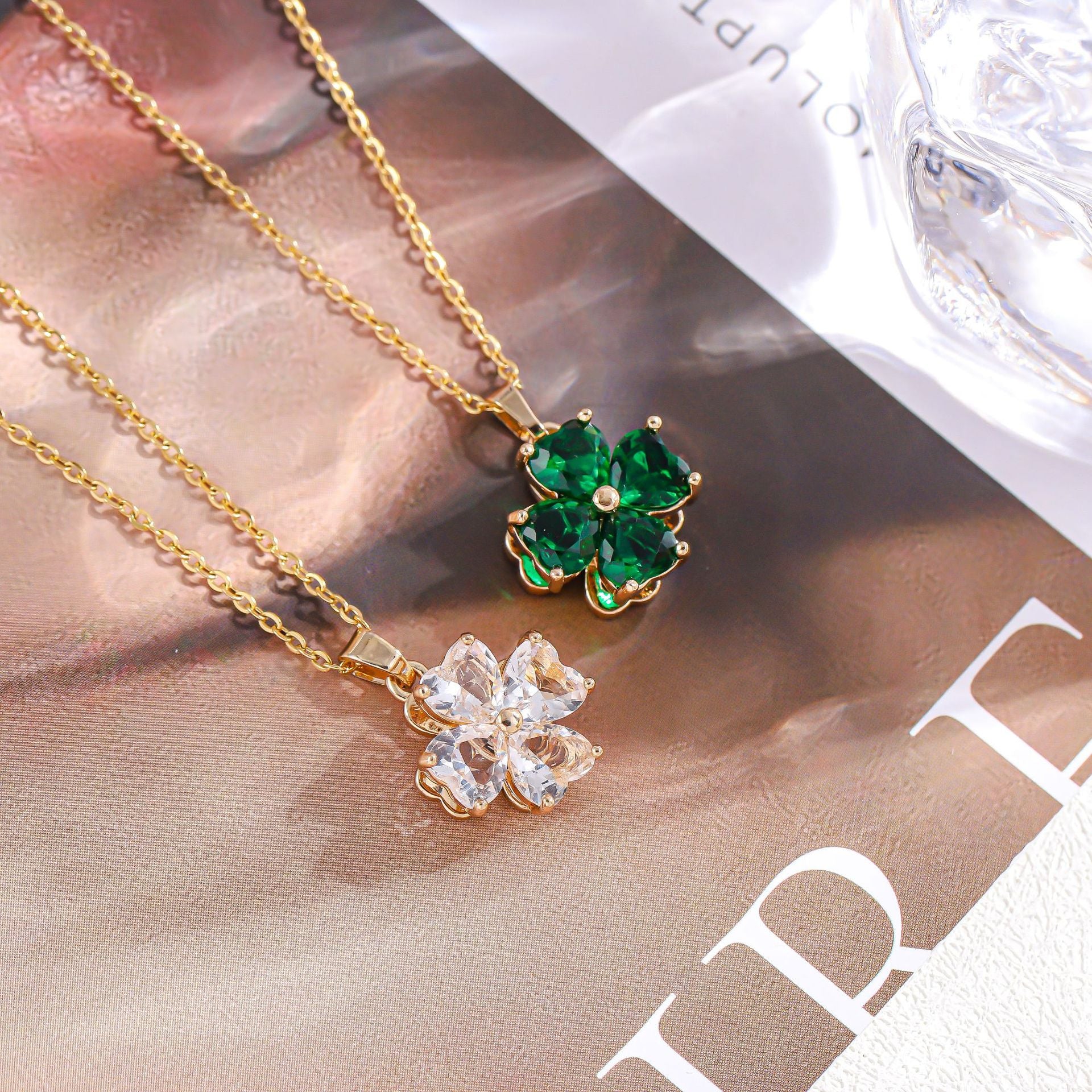 Wholesale diamond rotating lucky four-leaf clover inlaid with colorful zircon titanium steel clavicle chain