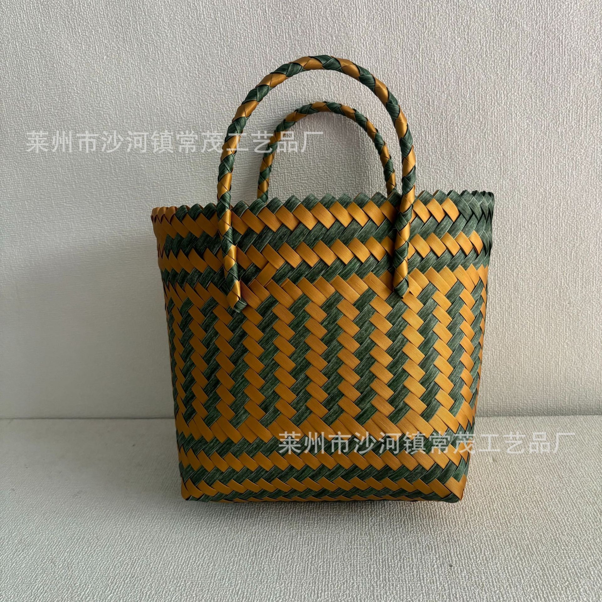 Wholesale Straw and rattan retro spring and summer beach vacation shoulder handbag
