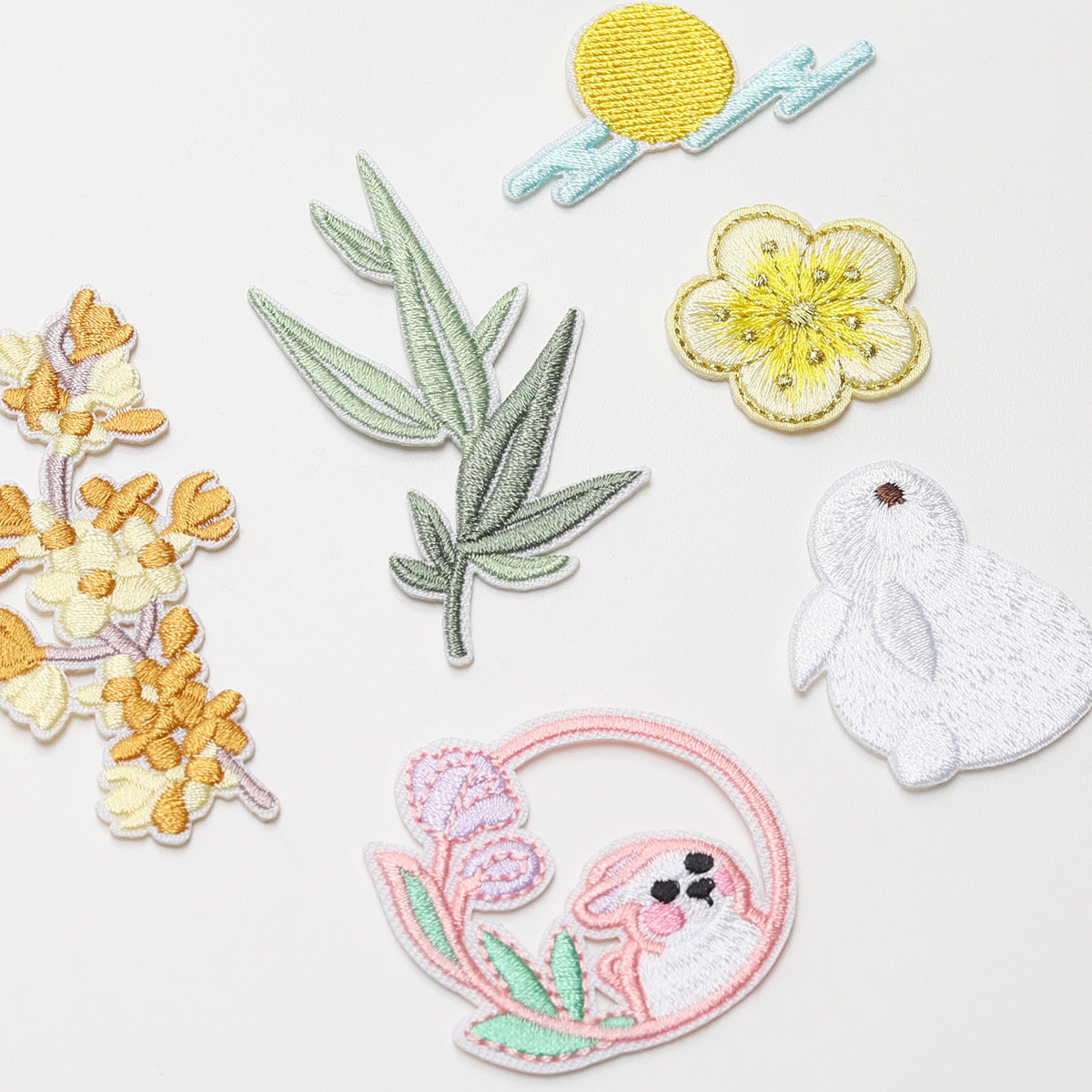 Wholesale Twill Embroidered Patches Rabbit Flower Moon Design DIY Craft Supply For Clothing Bags Towel Decoration