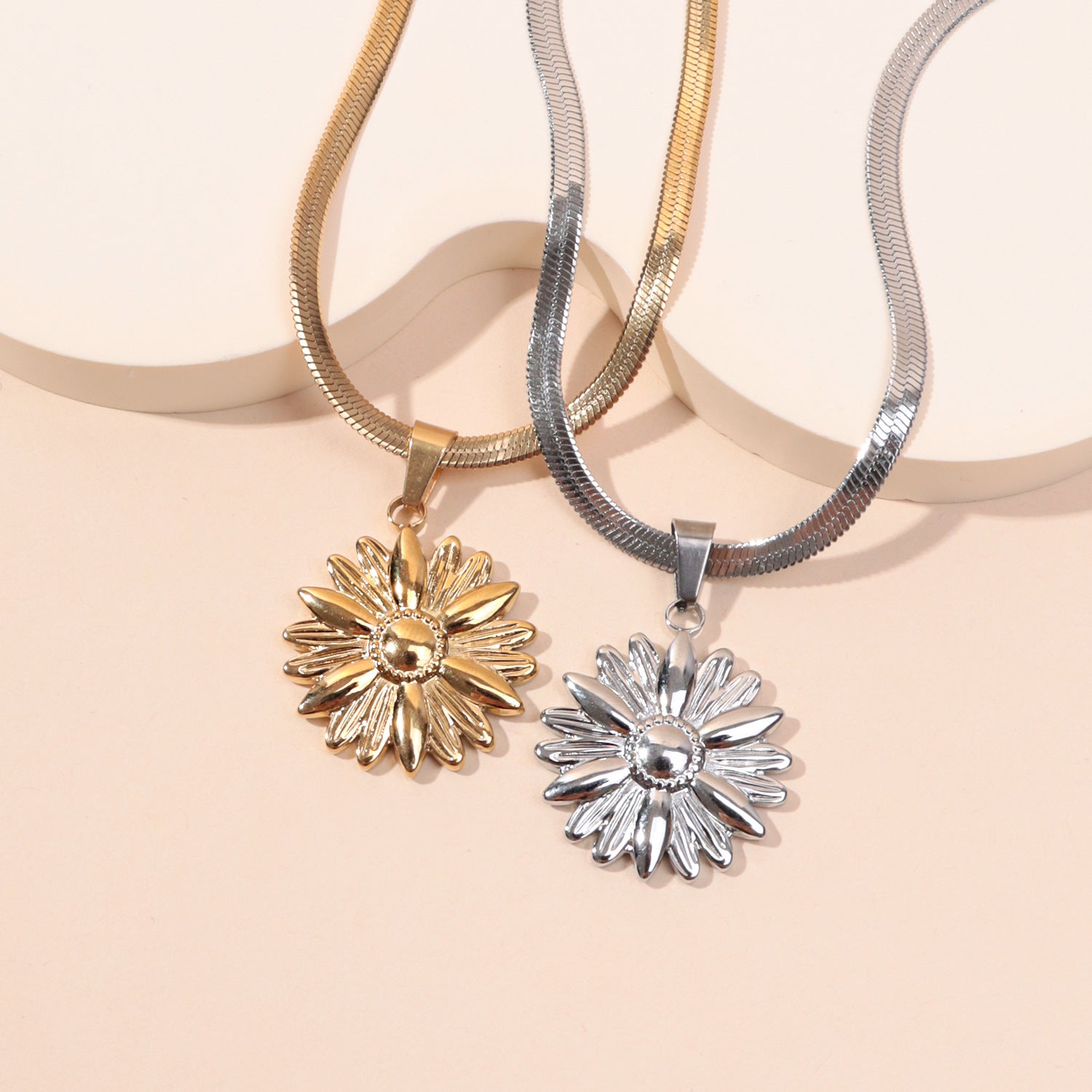 Wholesale Stainless Steel Real Gold Small Daisy Pendant Necklace