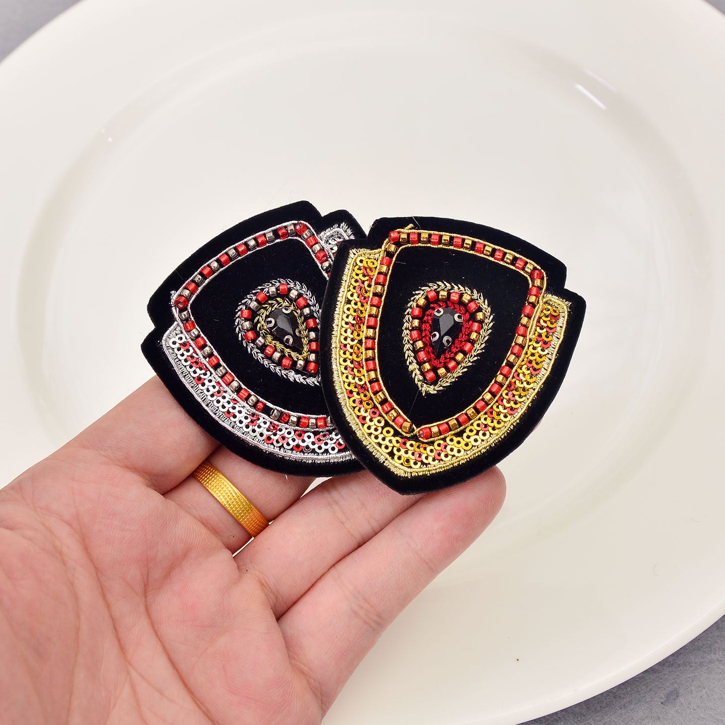 Wholesale Decorative Sequin Embroidered Letter B Patch Royal Blue Felt Base For Towels Clothing DIY Accessory