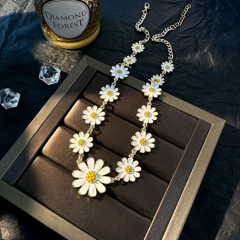 Wholesale Gut clavicle chain sweet small fresh flower necklace