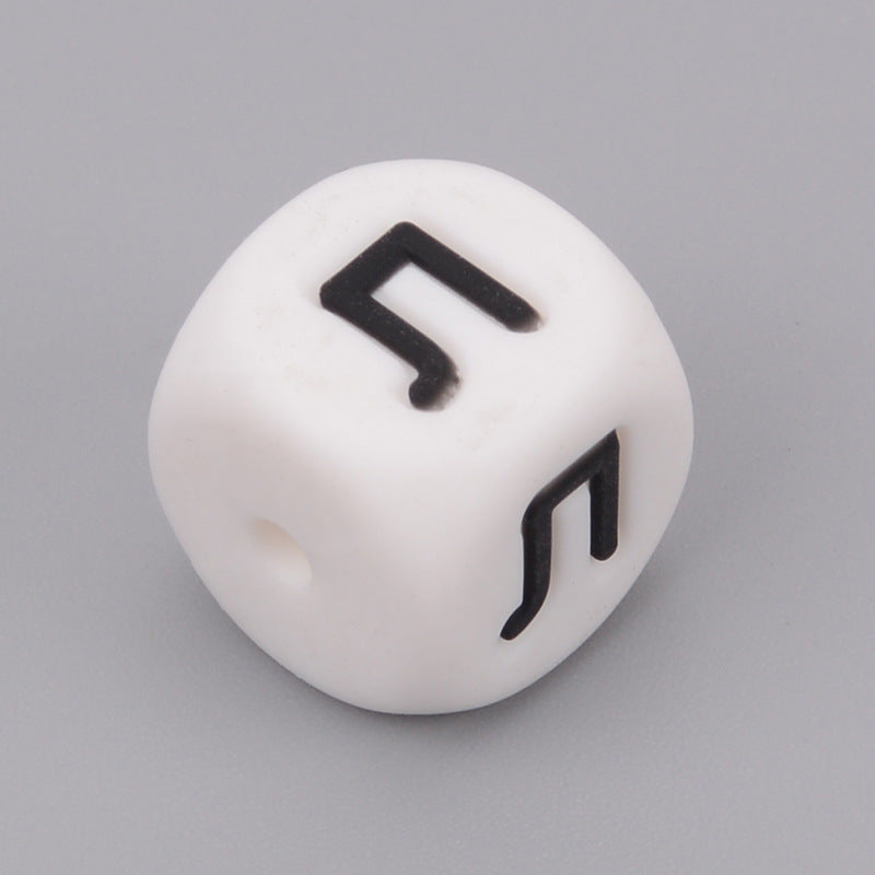 Letras rusas de silicona de 50 piezas al por mayor cuentas dispersas