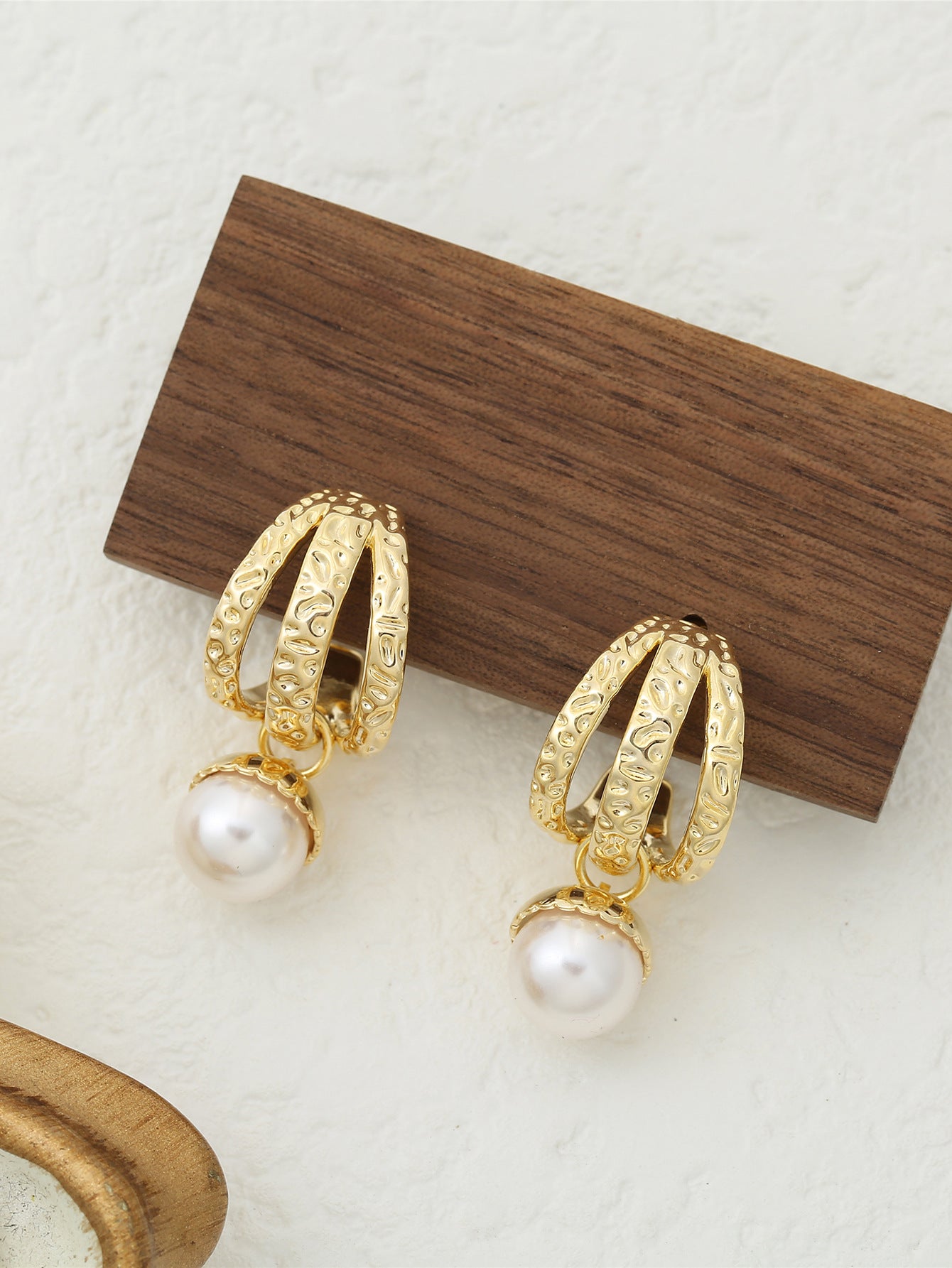 Wholesale Imitation Pearl Light Luxury Hollow Out Design with High-end Temperament Gold-plated Earrings