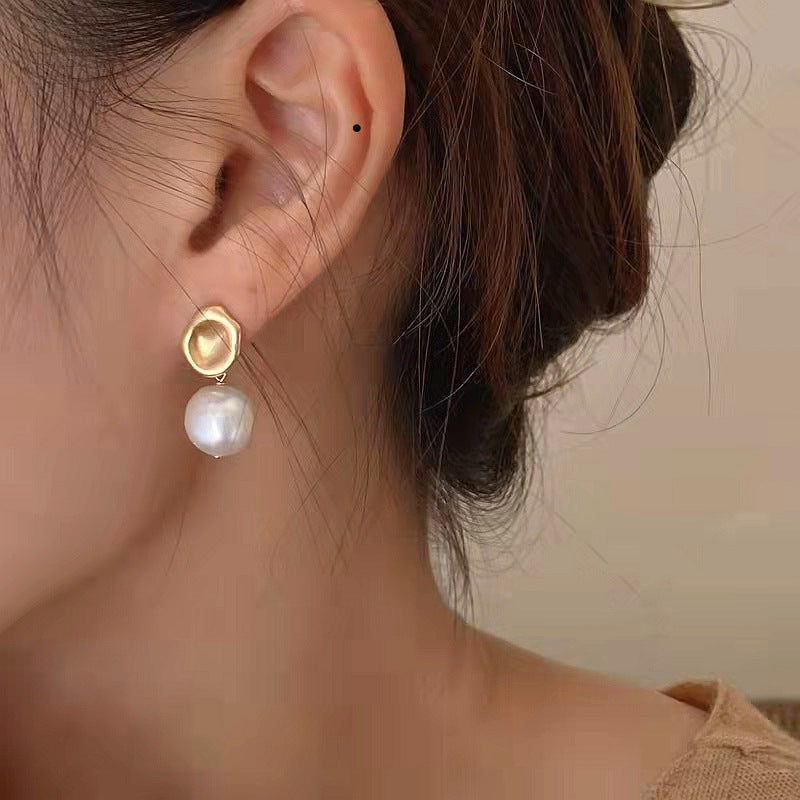 Wholesale BBaroque gold circular pendant shaped pearl earrings