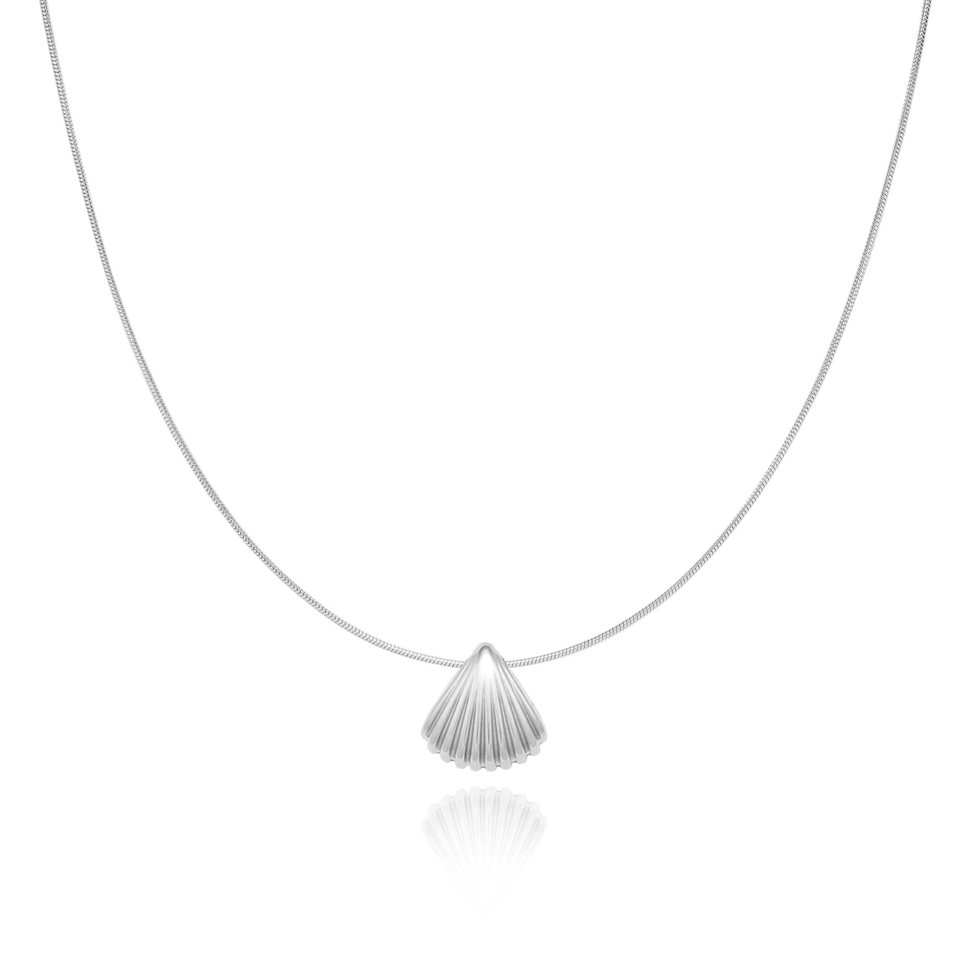 Wholesale Short chain fan-shaped shell snake bone necklace clavicle chain titanium steel plated with 18K gold