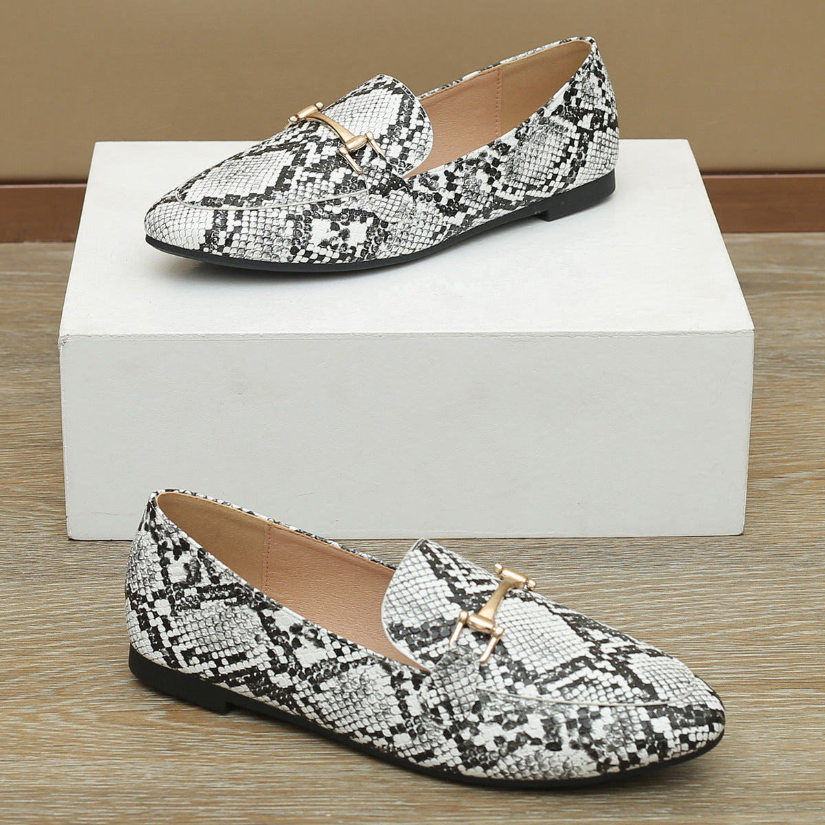 Wholesale PU Snake Print Flat Shoes