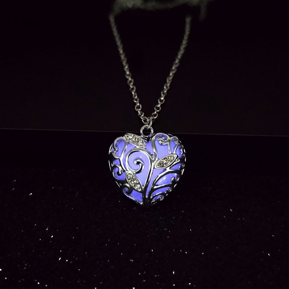 Wholesale Hollow out ocean heart-shaped luminous necklace