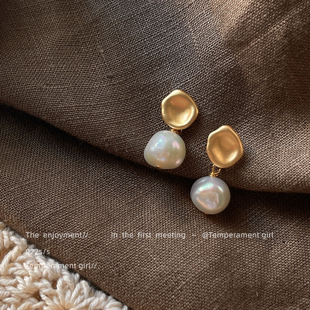 Wholesale BBaroque gold circular pendant shaped pearl earrings