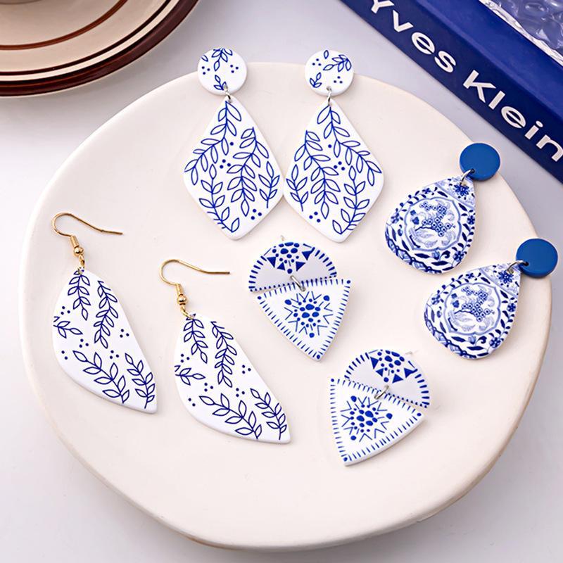 Wholesale blue and white porcelain fragment retro acrylic blue elegant geometric earrings