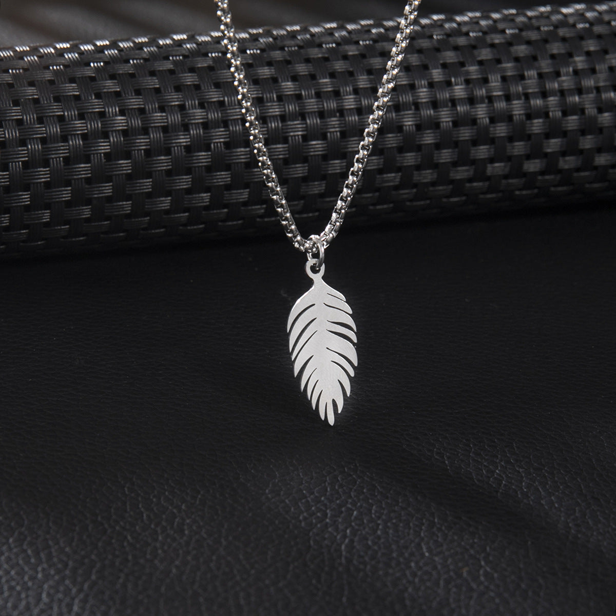 Wholesale Stainless steel leaf necklace feather clavicle chain
