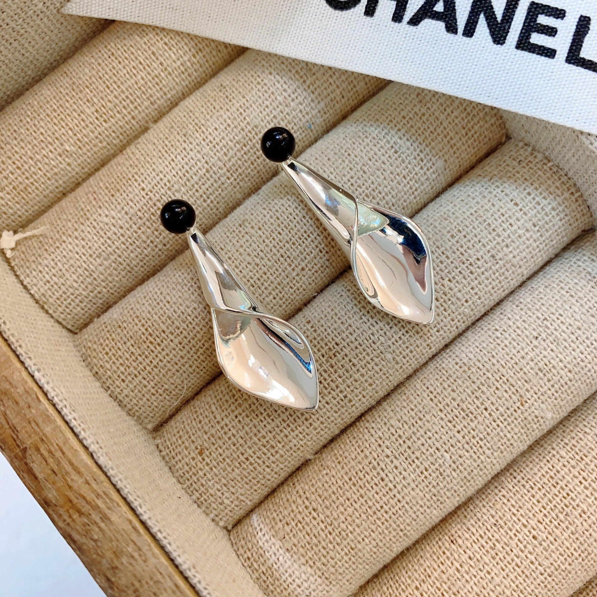 Wholesale Simple Pleated Leaf Earrings