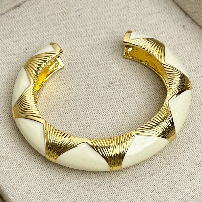 Wholesale  Retro Black Gold Enamel Stacked Wearing Wide Refined Open Bracelet