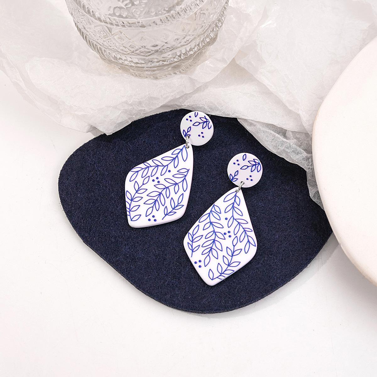 Wholesale blue and white porcelain fragment retro acrylic blue elegant geometric earrings