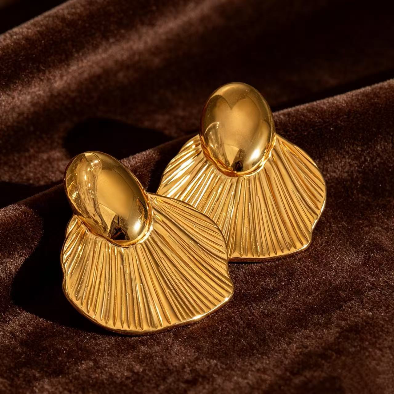 Wholesale Vintage Gold Tone Fan Earrings For Women Trendy Brushed Finish Jewelry Accessory