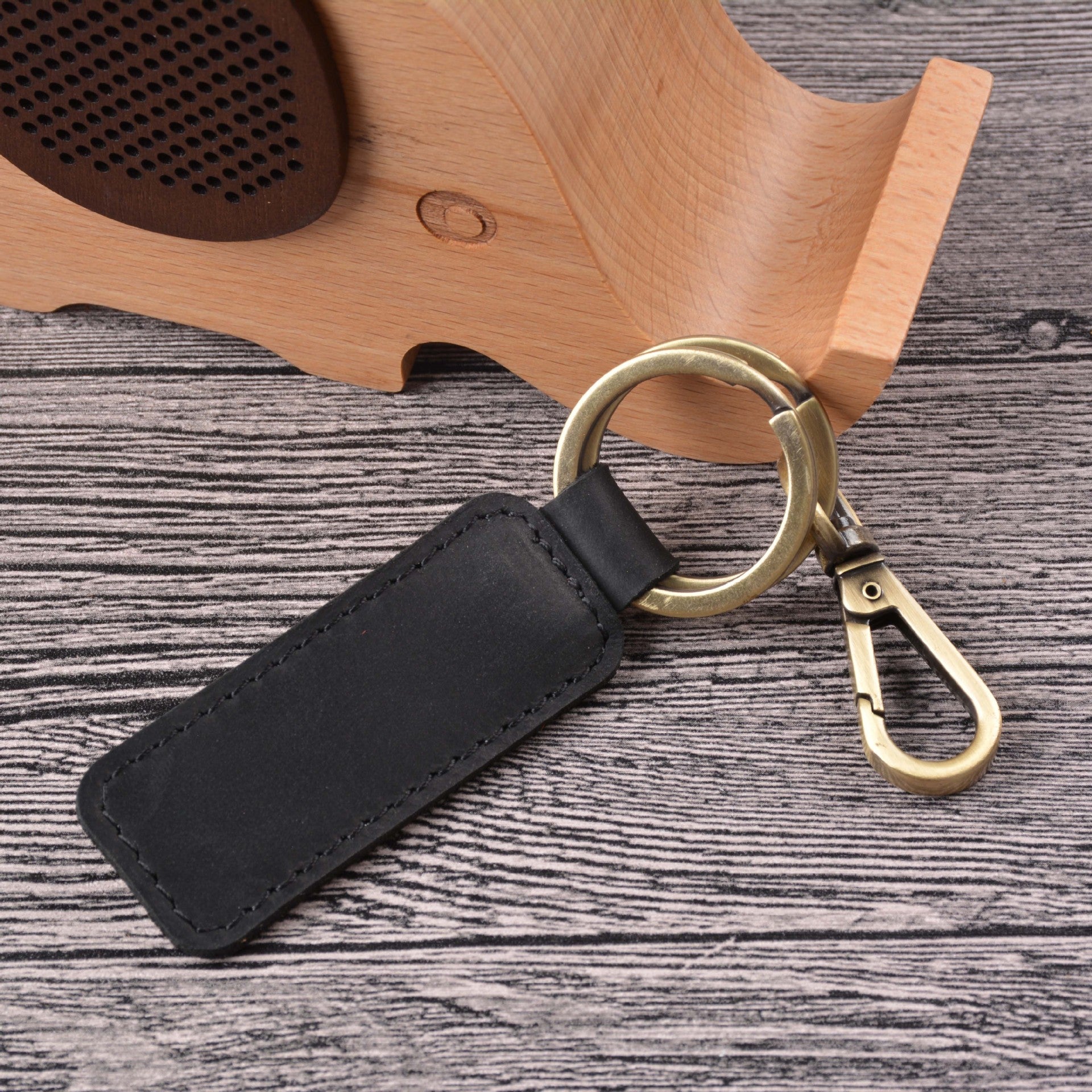 Wholesale Handmade Vintage Cowhide Bronze Car Keychain