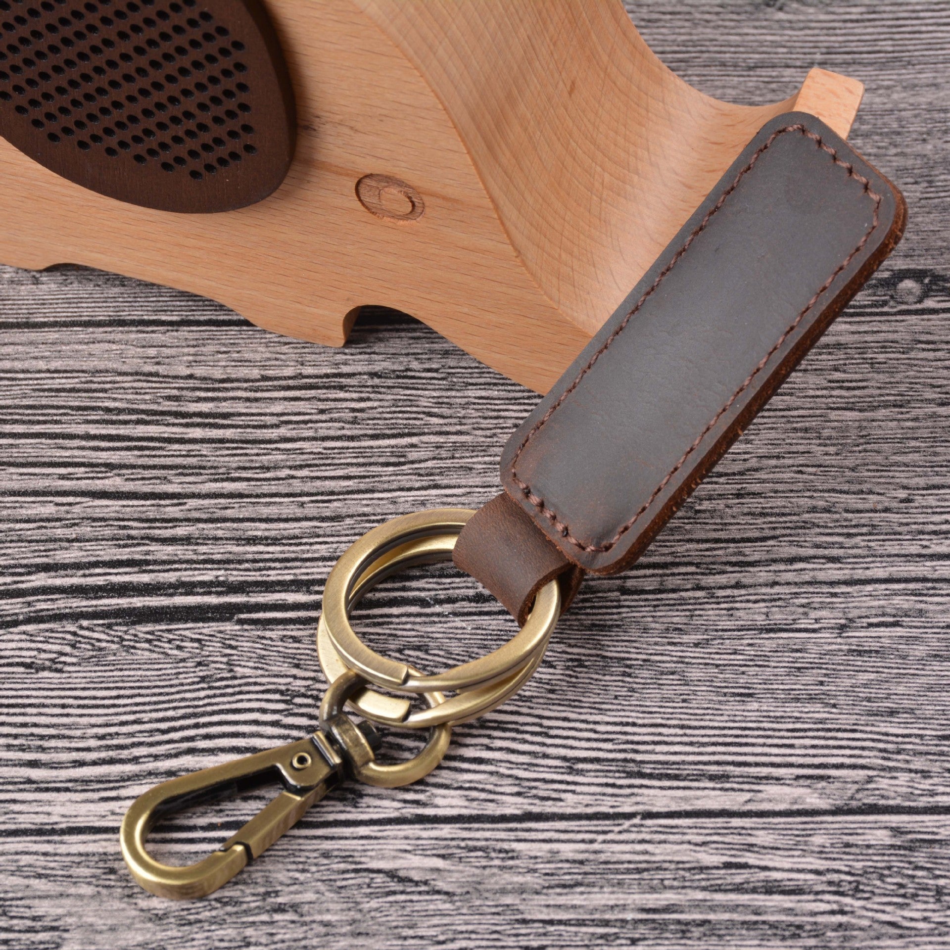 Wholesale Handmade Vintage Cowhide Bronze Car Keychain