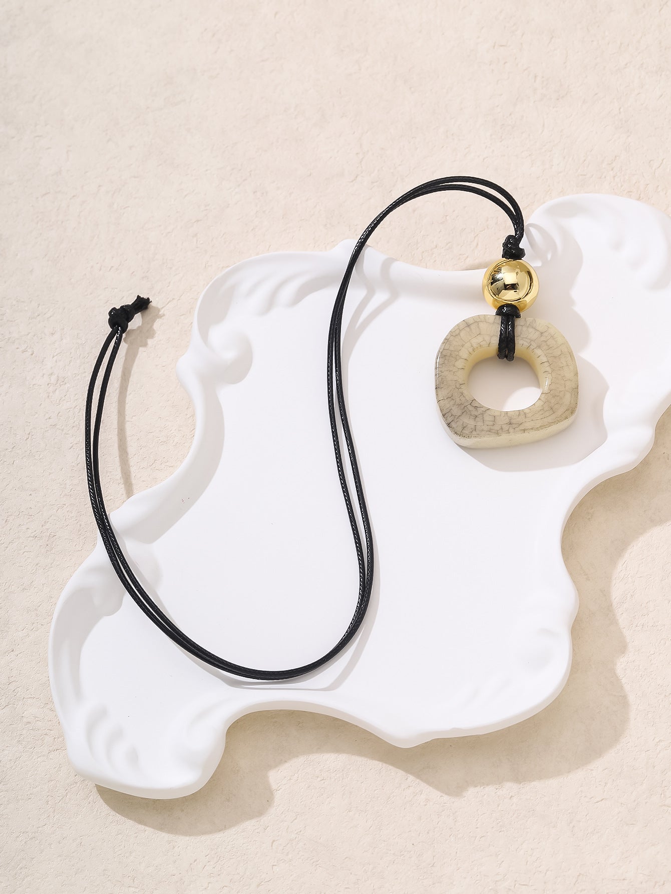 Wholesale New Chinese Versatile Jadeite Resin Circular Leather Rope High Grade Necklaces