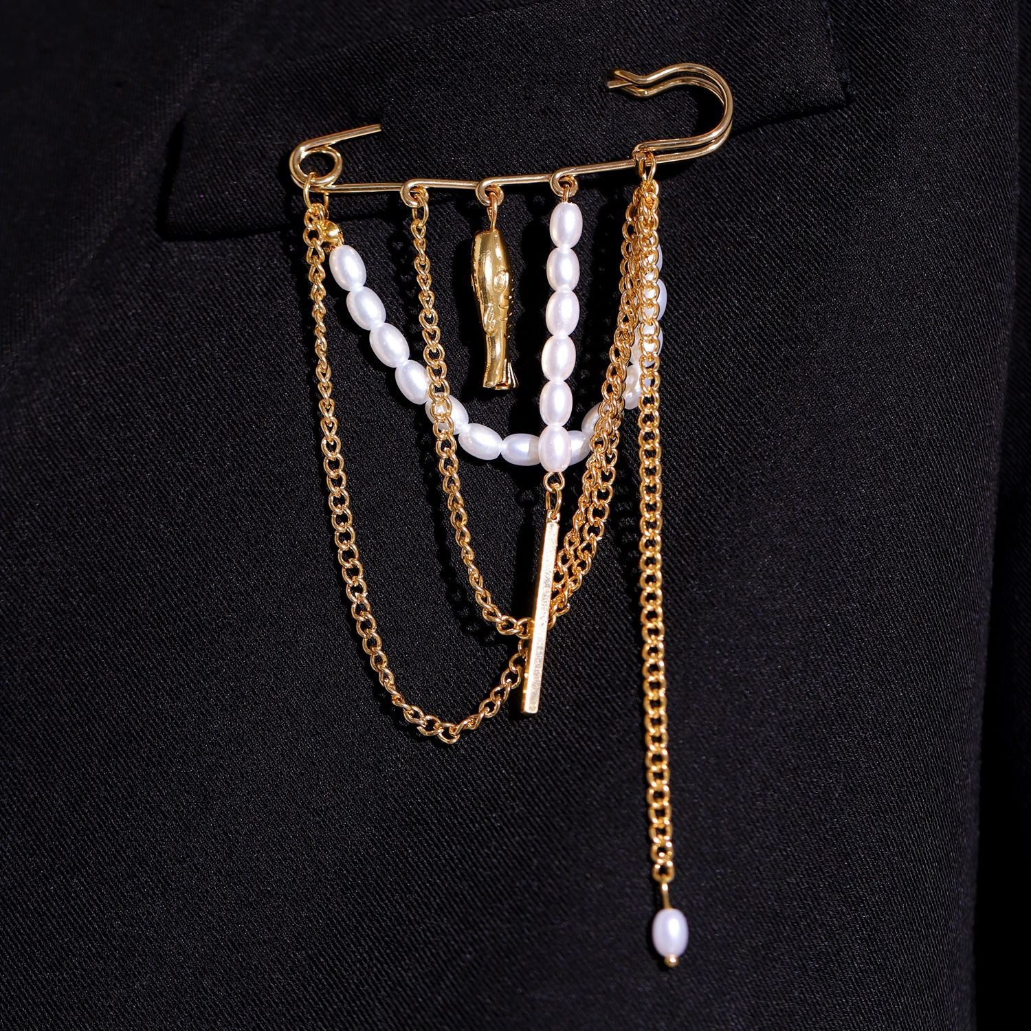 Wholesale Electroplated Alloy Heart Brooch Pin With Chain Tassel Unisex Punk Style Suit Coat Accessory