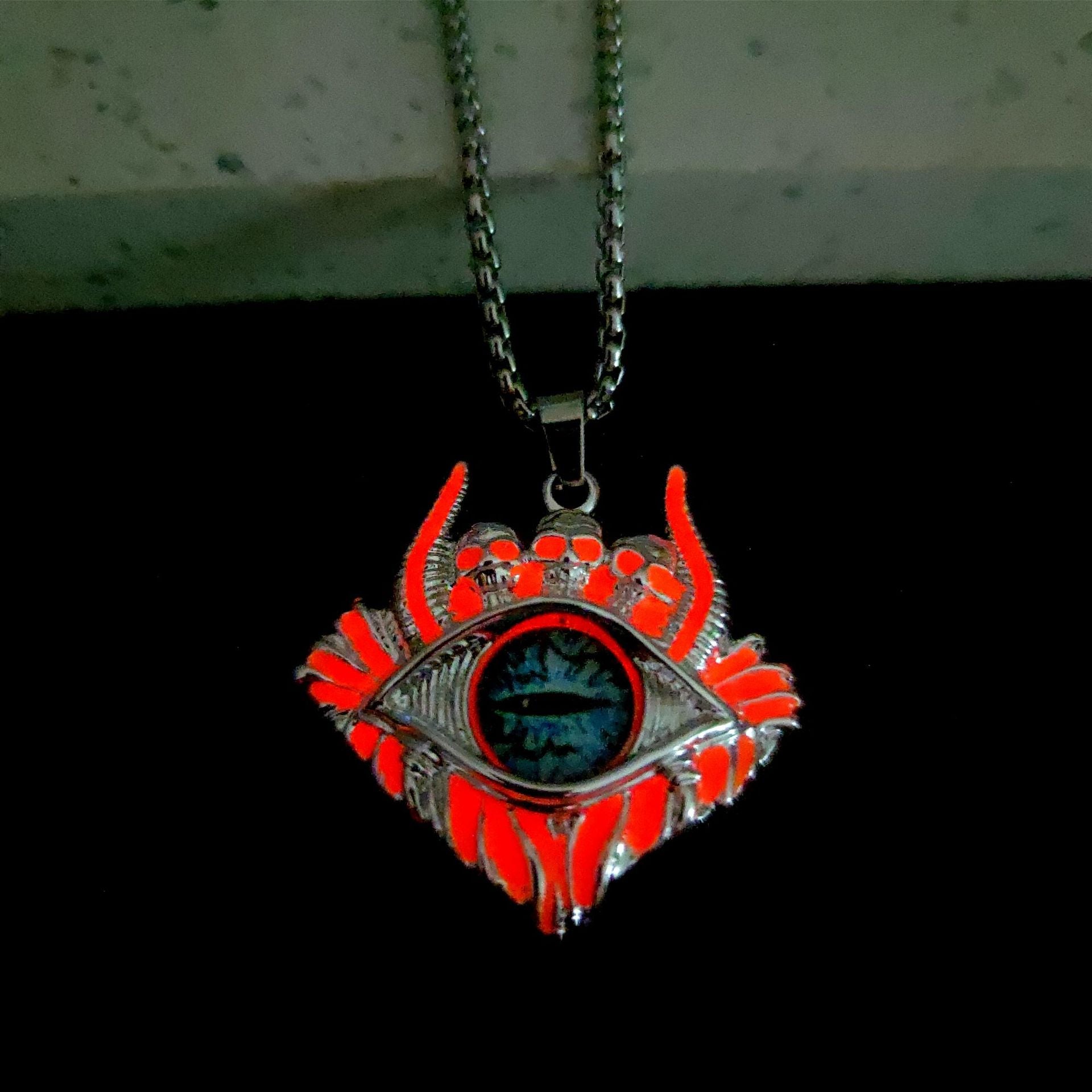 Wholesale Luminous Devil' s Eye Necklace