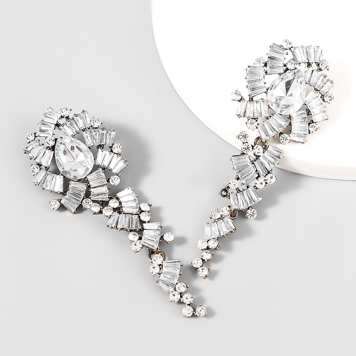 卸売合金ダイヤモンド象嵌アクリルフラワーロングイヤリング