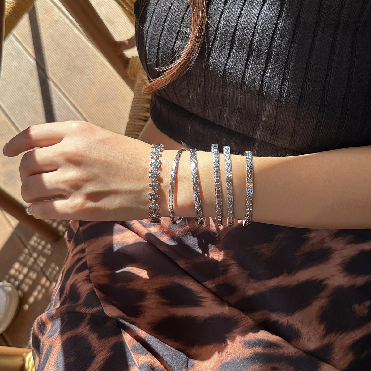 Wholesale sweet cool carved pattern flower bracelet metal texture stacked bracelet