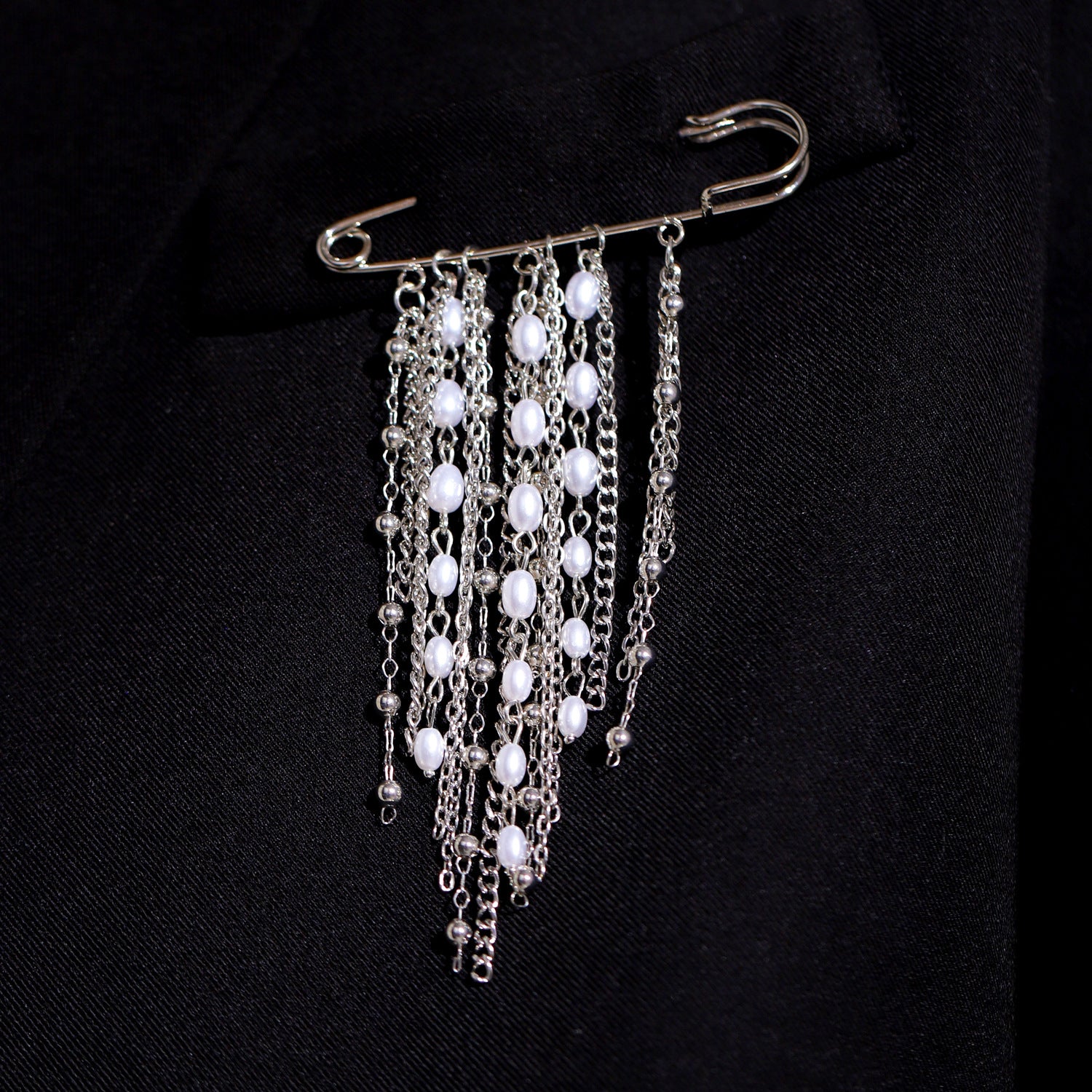 Wholesale Electroplated Alloy Heart Brooch Pin With Chain Tassel Unisex Punk Style Suit Coat Accessory