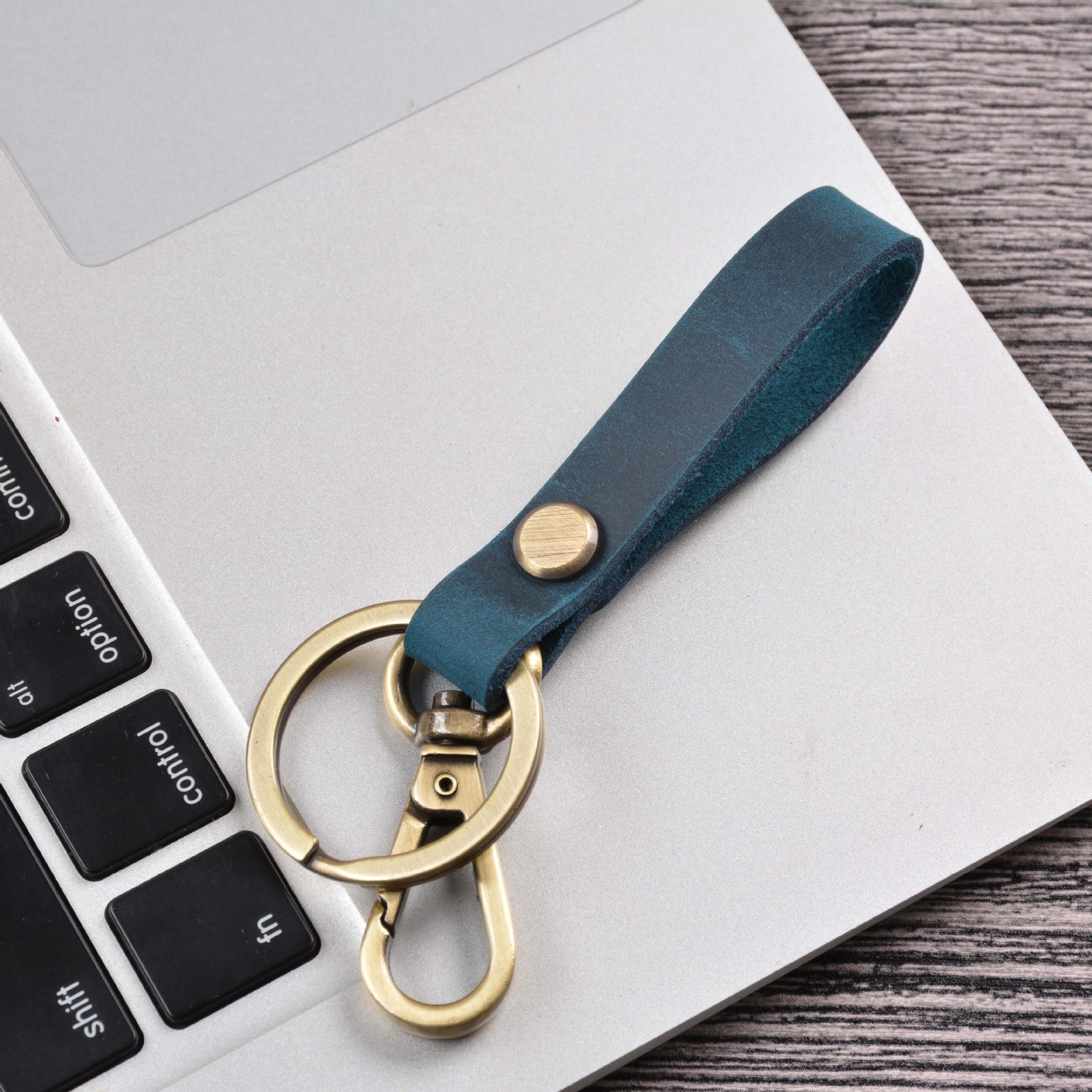 Wholesale Handmade Vintage Cowhide Bronze Car Keychain