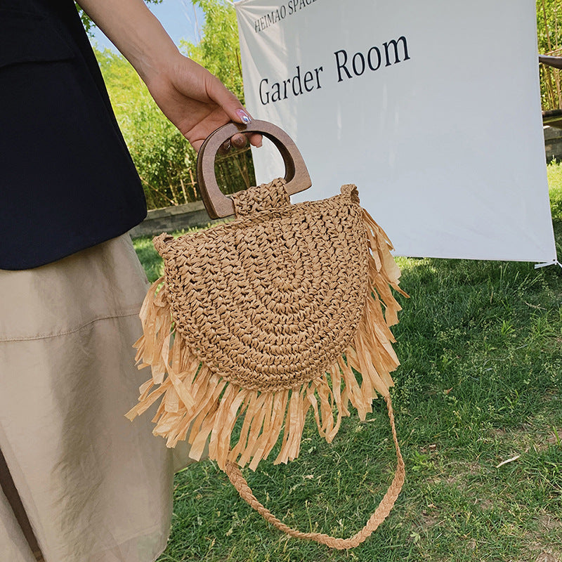 Bolsa de mensajero de borla semicírculo rústica de paja al por mayor