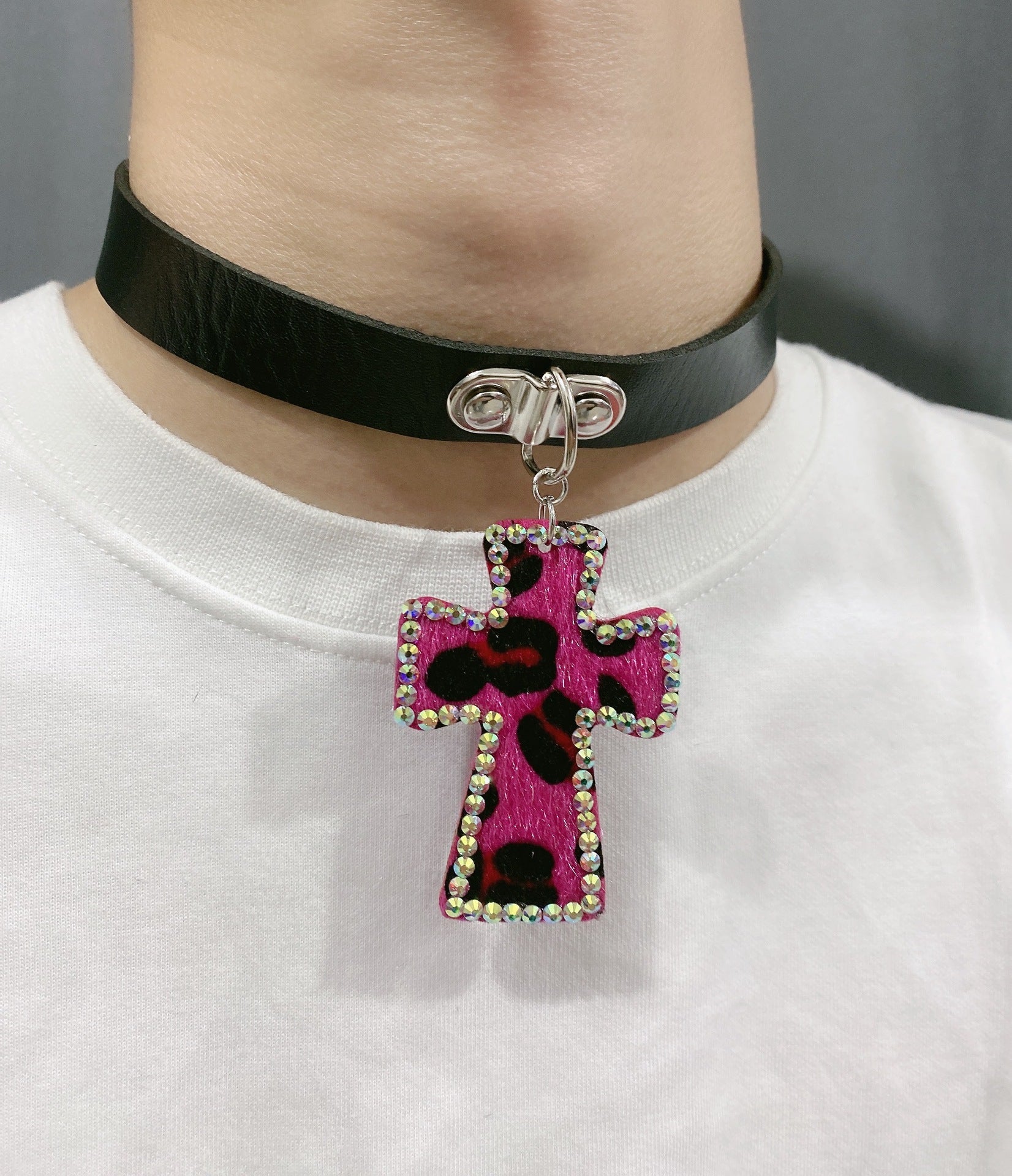 Wholesale Handmade personality niche hot girl jewelry genuine leather leopard print diamond cross necklace collar