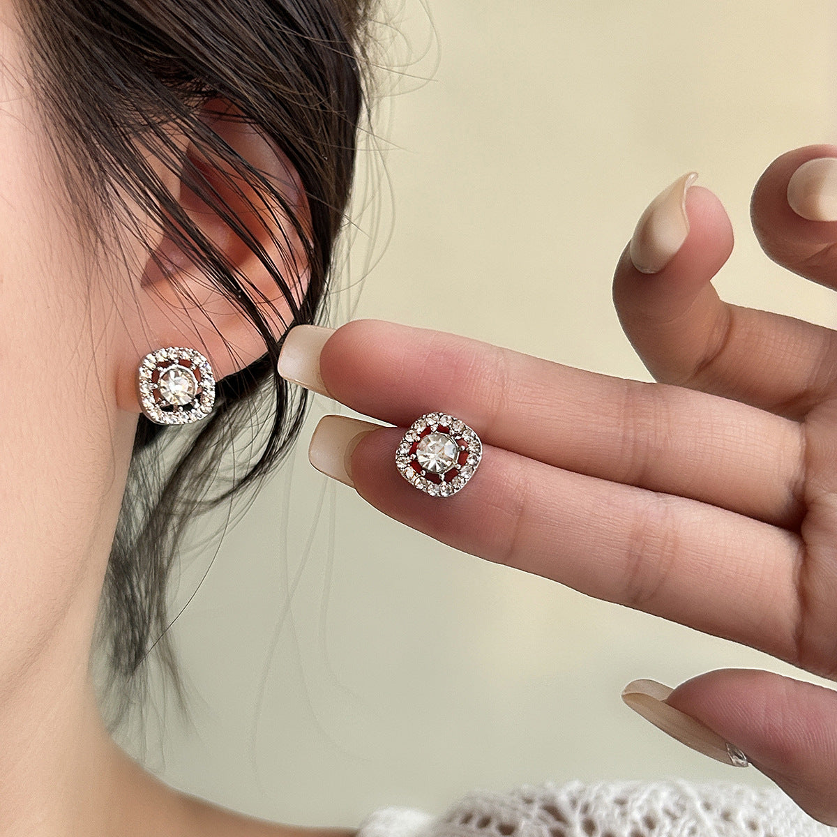 Wholesale Small fresh three-dimensional flower earrings