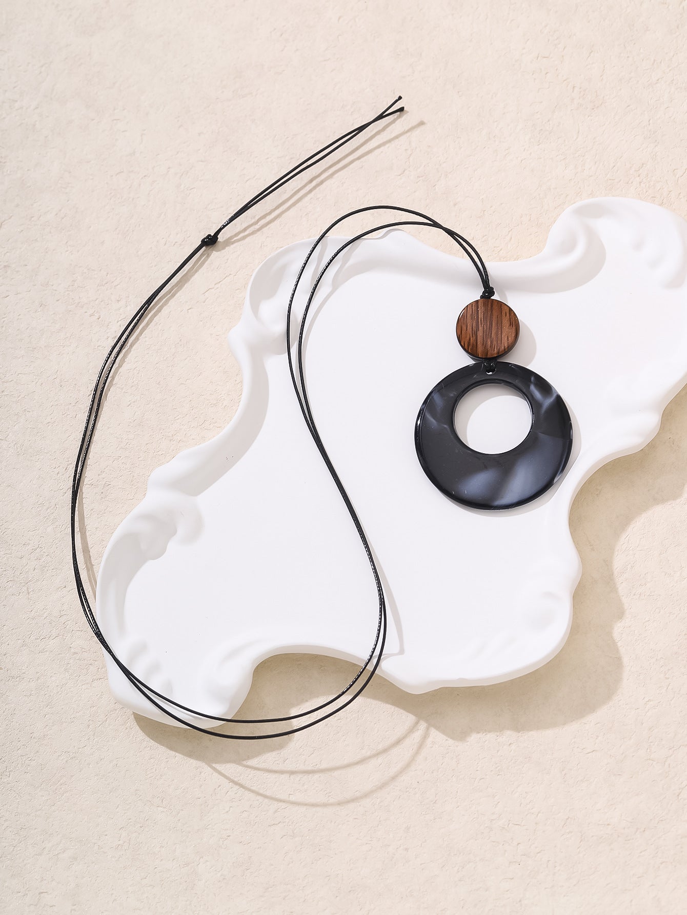 Wholesale New Chinese Versatile Jadeite Resin Circular Leather Rope High Grade Necklaces