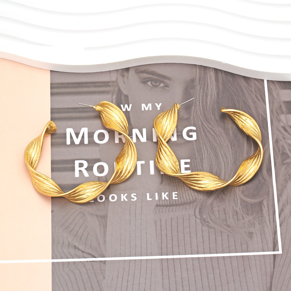 Wholesale Vintage C-shaped Twist Twisted Metal Earrings