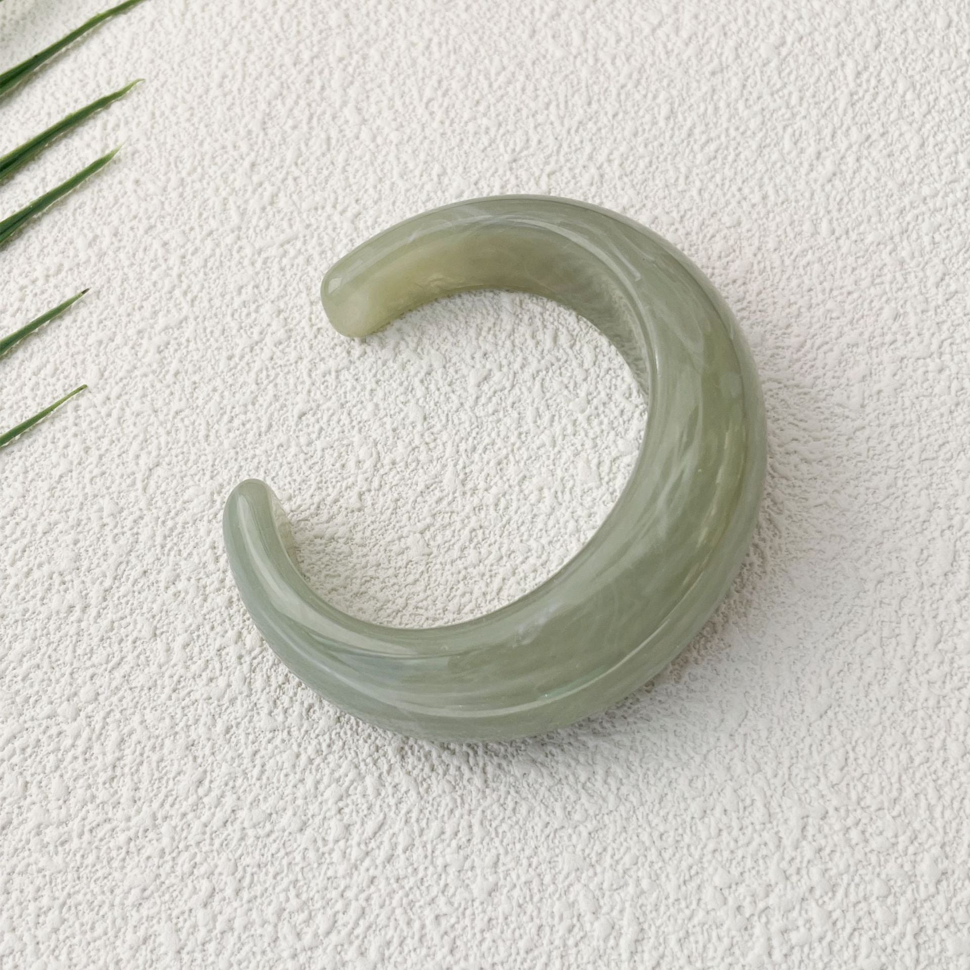 Wholesale Wide Circular Colorful Jelly Colored Dynamic Acrylic Resin Eco-friendly Bracelet