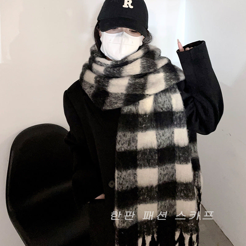 Wholesale Autumn and Winter Black and White Plaid Thickened Thermal Scarf