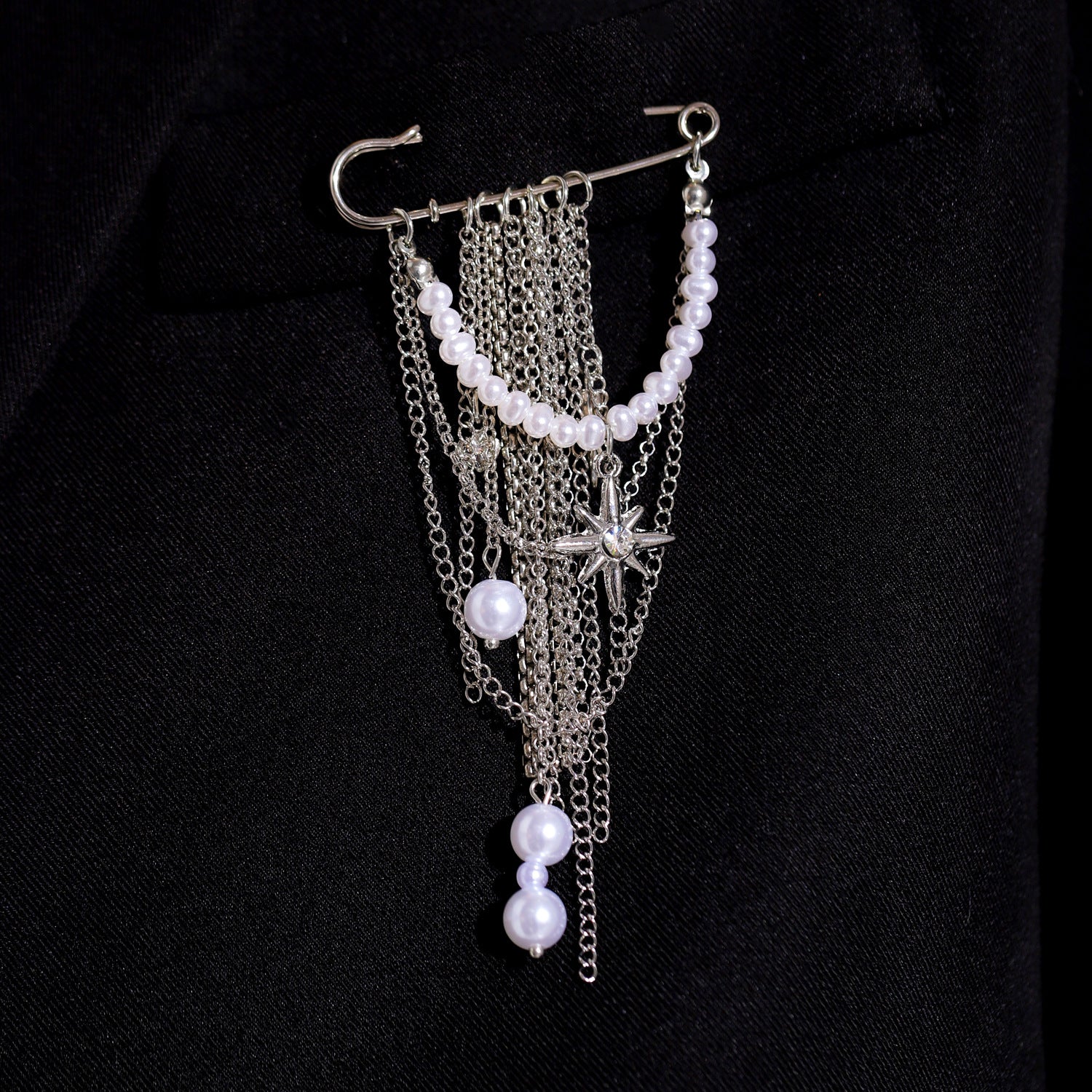 Wholesale Electroplated Alloy Heart Brooch Pin With Chain Tassel Unisex Punk Style Suit Coat Accessory