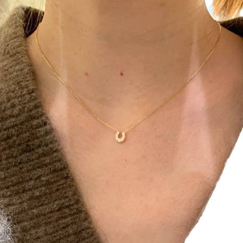 Wholesale U-shaped horseshoe buckle pendant necklace minimalist style