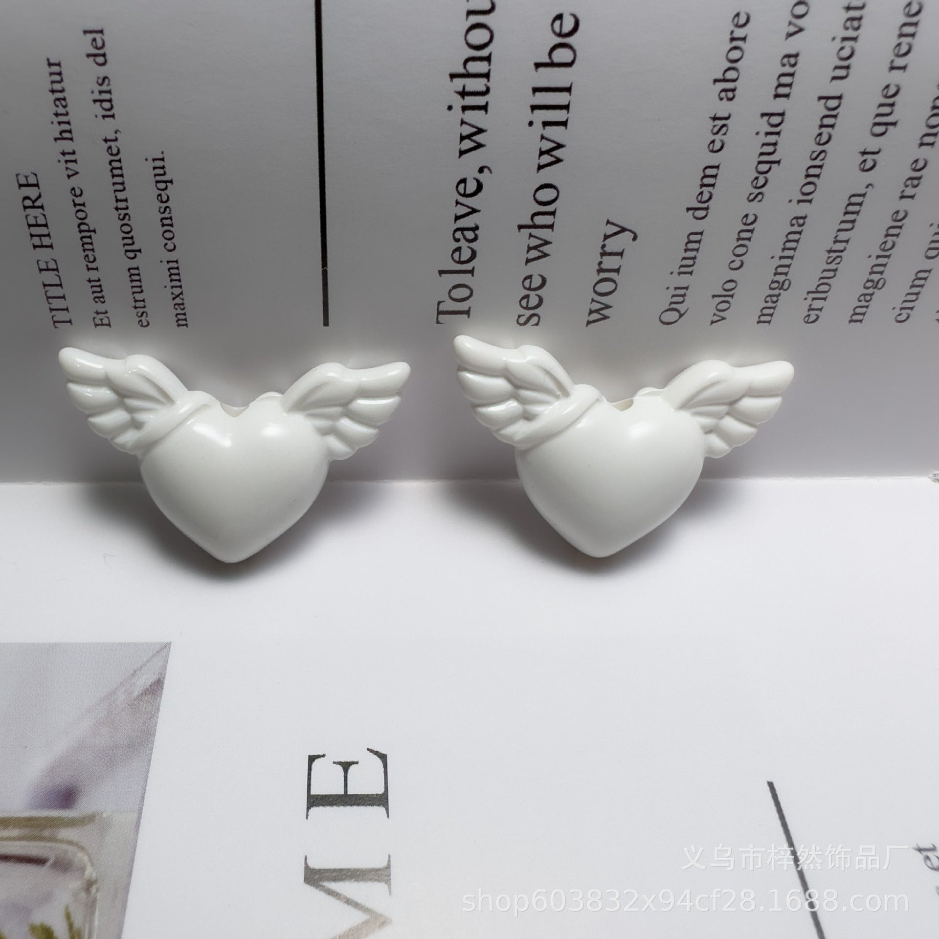 Wholesale of 100PCS/PACK Acrylic Solid Color Baked Paint, Love Angel Wings, Plated with Colored Straight Hole Beads